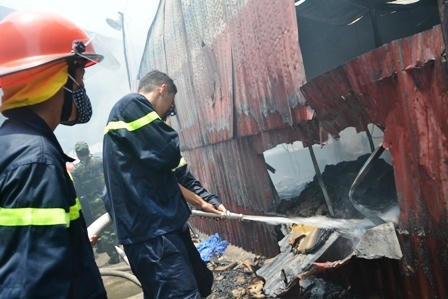 Toàn cảnh vụ kho chứa cồn ở Văn Điển bốc cháy, nhiều hàng hóa bị thiêu rụi  